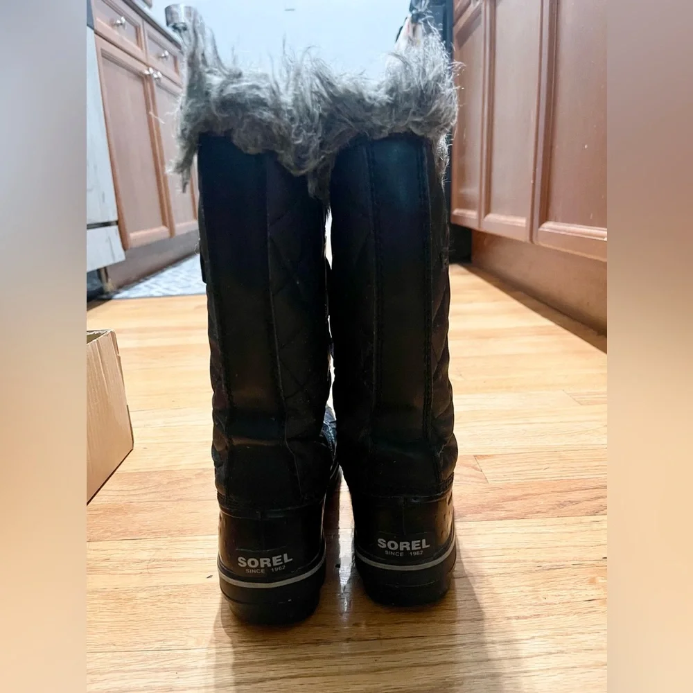 Sorel Tofino Snow Boots size 8 with box